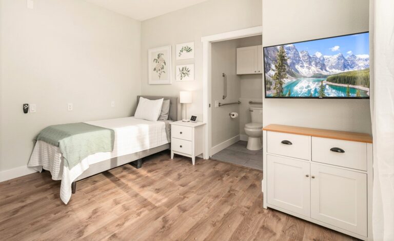 Small bedroom with bed, nightstand, tv and dresser